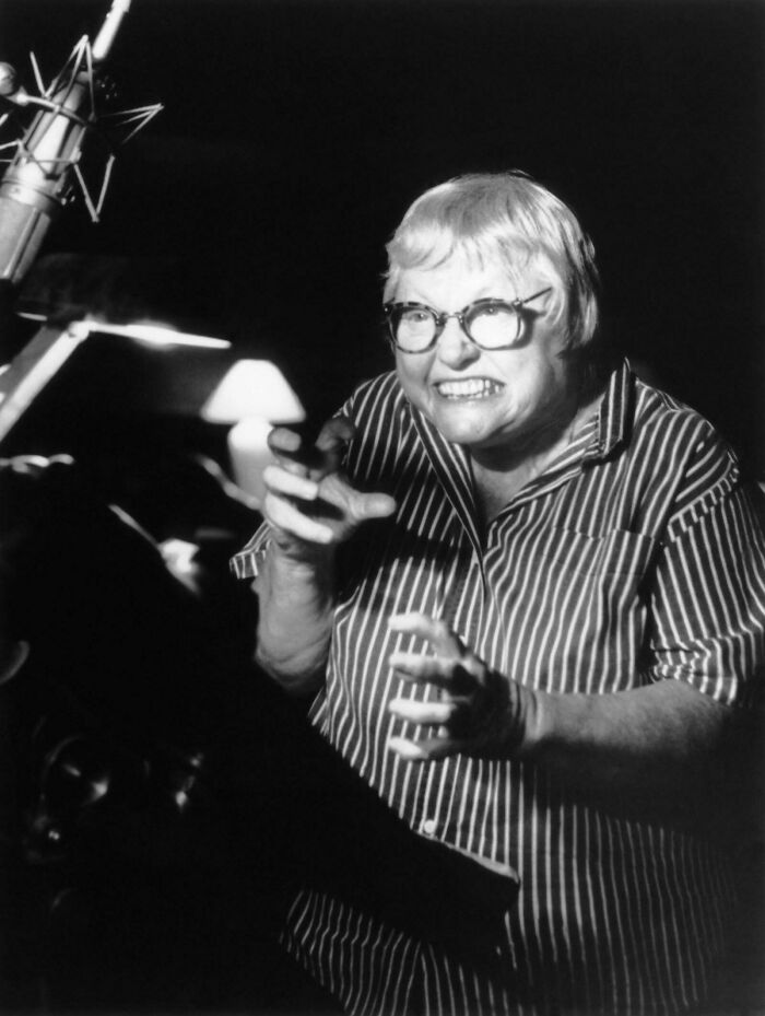 Pat Carroll grabando la voz de Úrsula para La sirenita (1989)