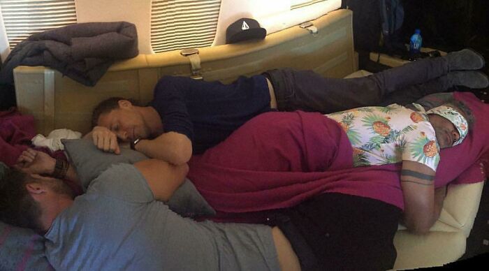 Chris Hemsworth, Tom Hiddleston, y Taika Waititi durmiendo durante el rodaje de Thor Ragnorak