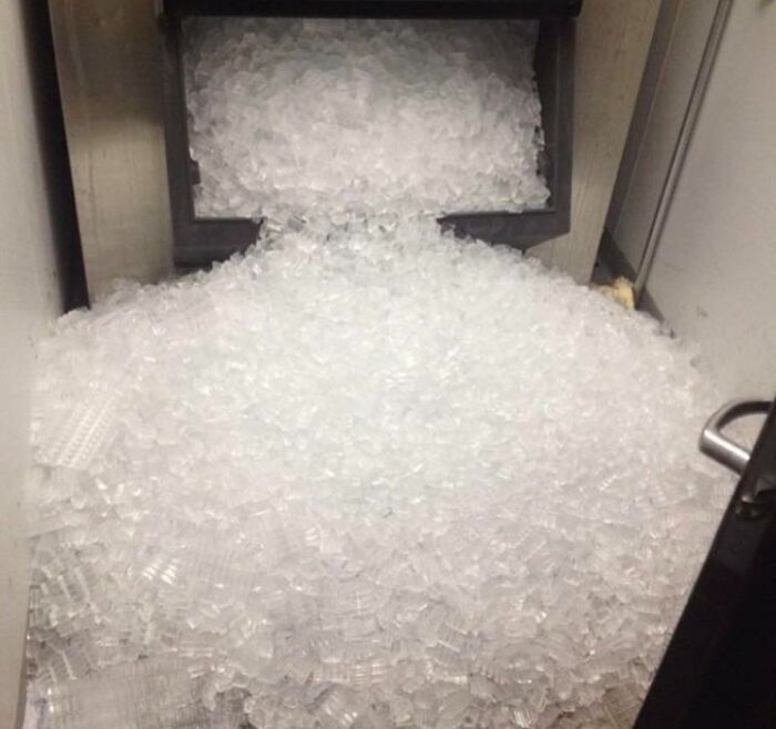 Llego al trabajo y veo que alguien se dejó abierta la puerta de la máquina de hielo durante toda la noche