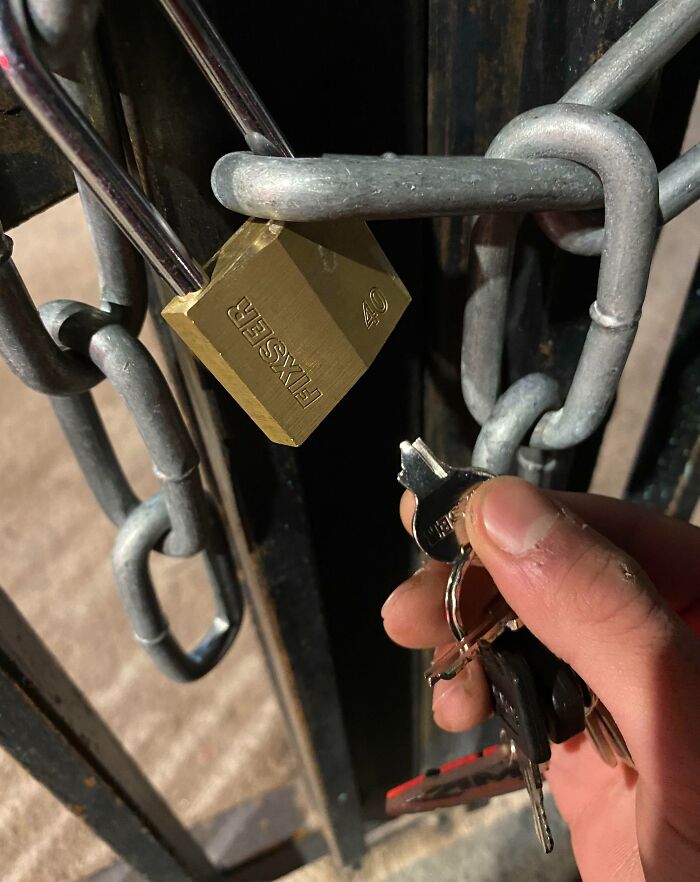 Me ha pasado esto al ir esta mañana a abrir el gimnasio donde trabajo
