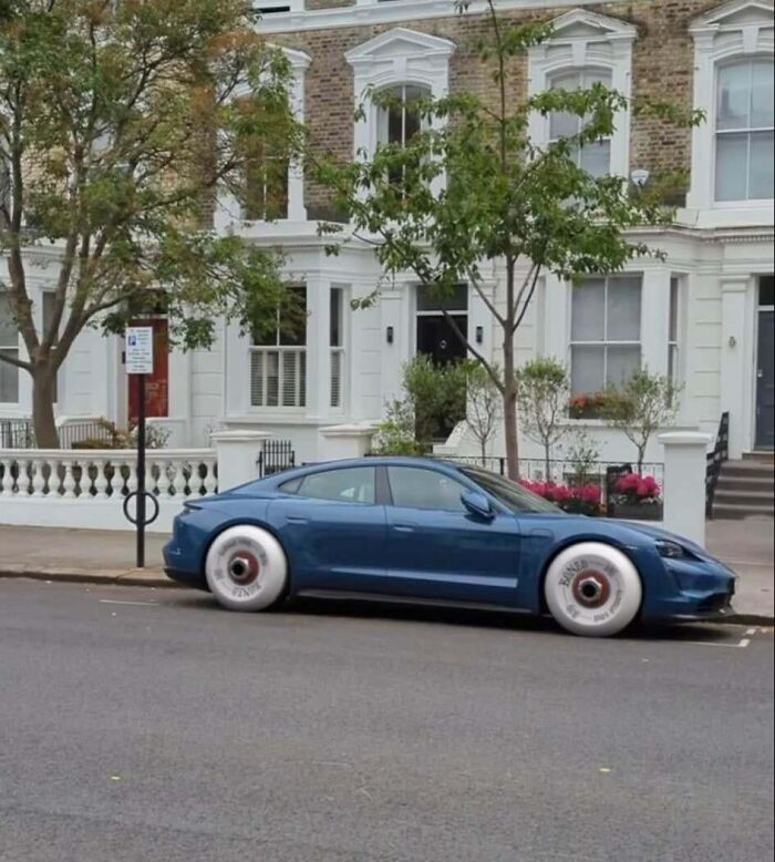 Ruedas de monopatín en un Porsche