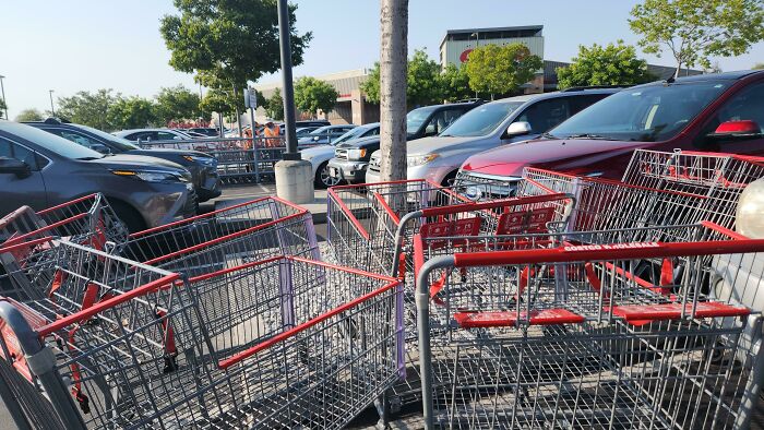 La zona donde se devuelven los carros está ahí mismo