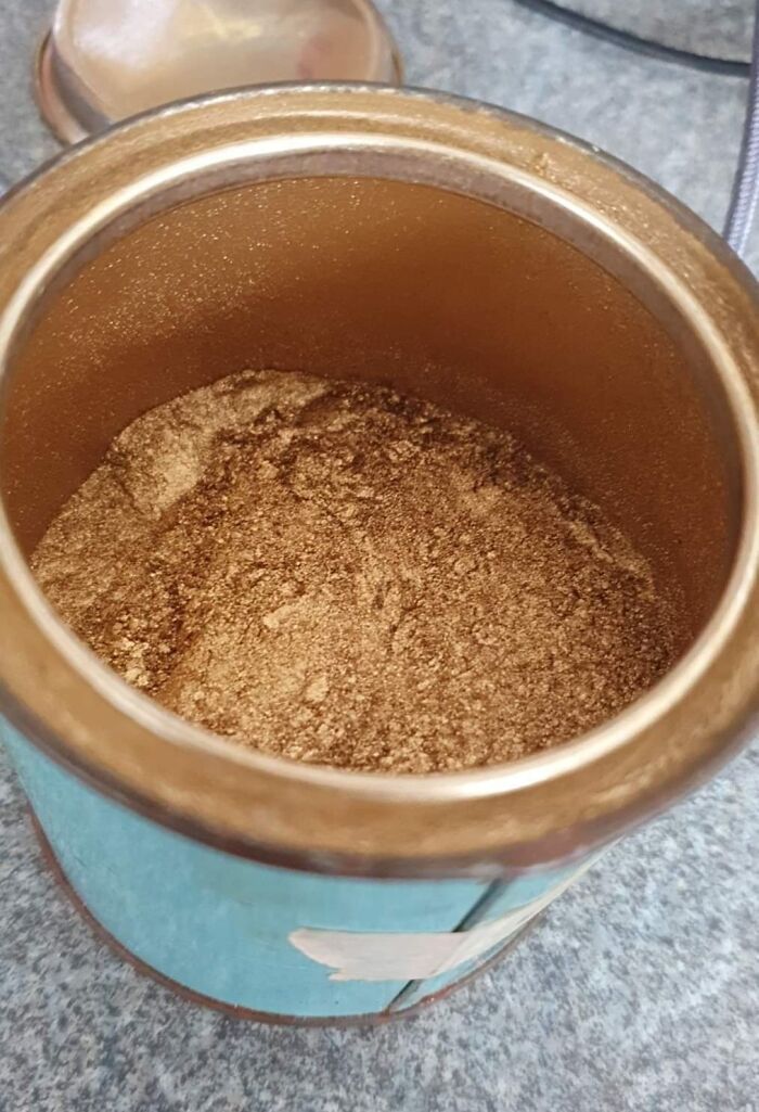 Limpiando el ático de mi abuelo fallecido he encontrado 200 gramos de polvo de oro