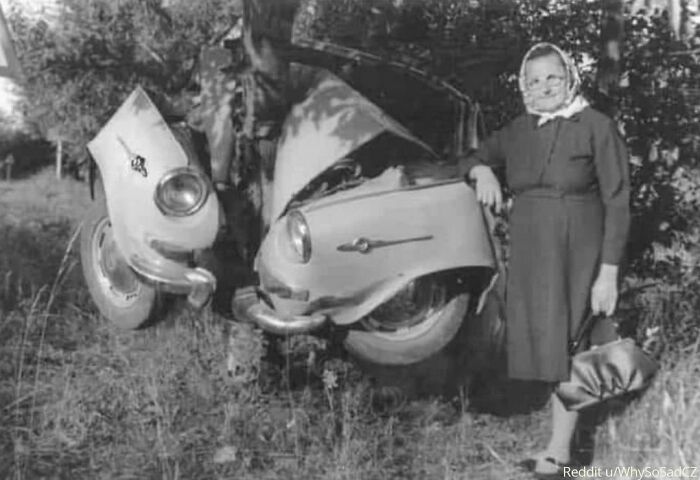 Mi bisabuela tras estampar su skoda contra un árbol