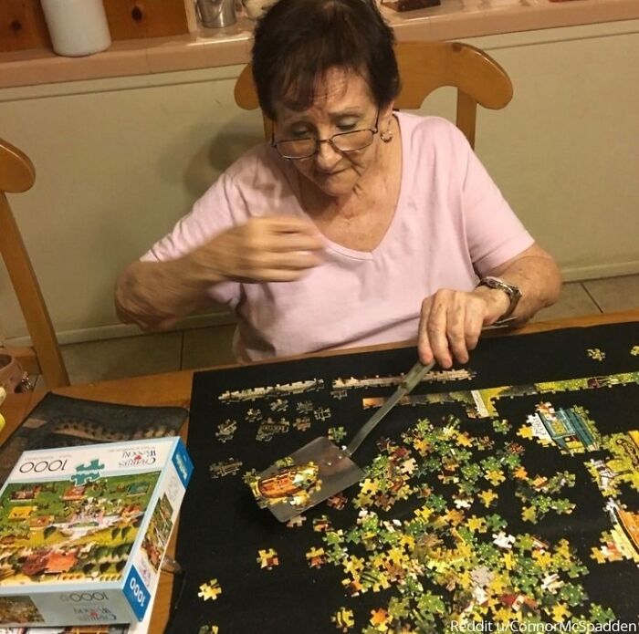 Mi abuela con su espátula para mover partes de puzzle