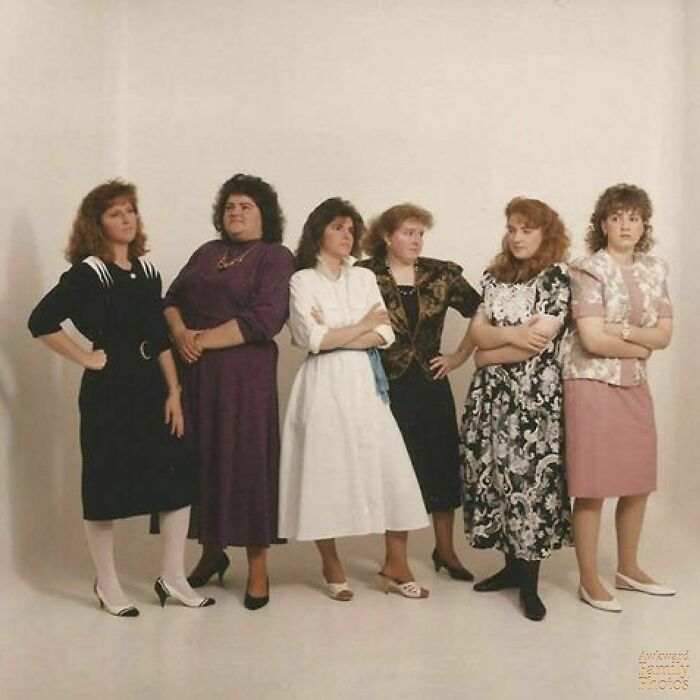 Las 6 hermanas de mi marido, intentando posar serias y sofisticadas