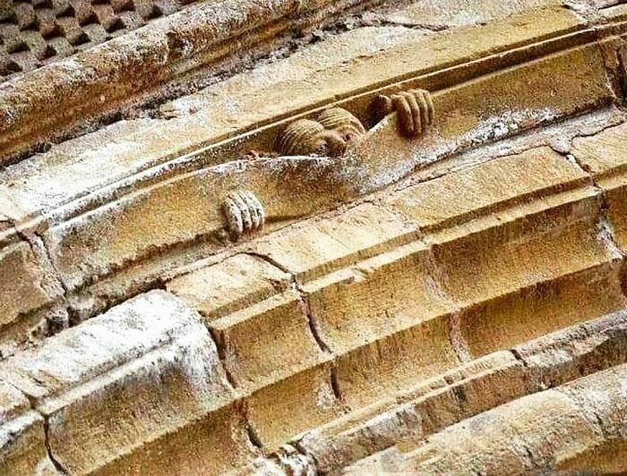 30 Intentional And Accidental Pieces Of Art That People Have Found All Over The World (New Pics)