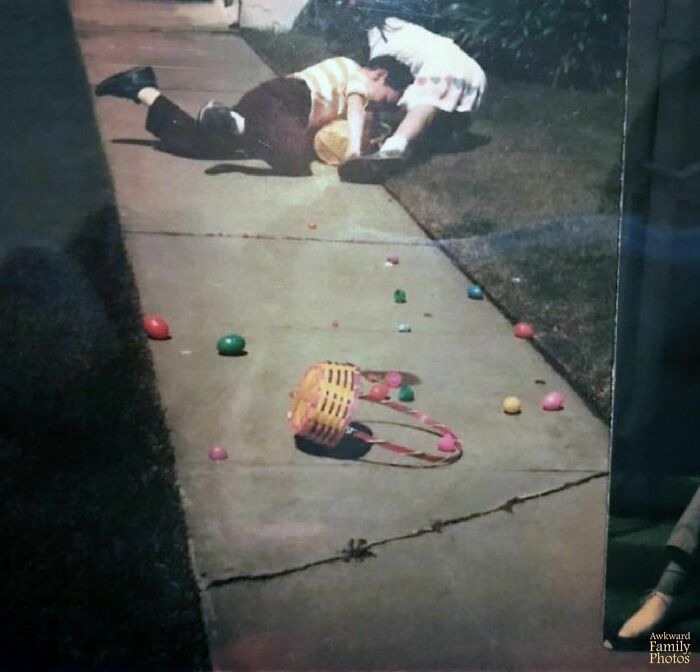 Búsqueda de huevos de pascua en 1984, mi hermano y yo peleándonos