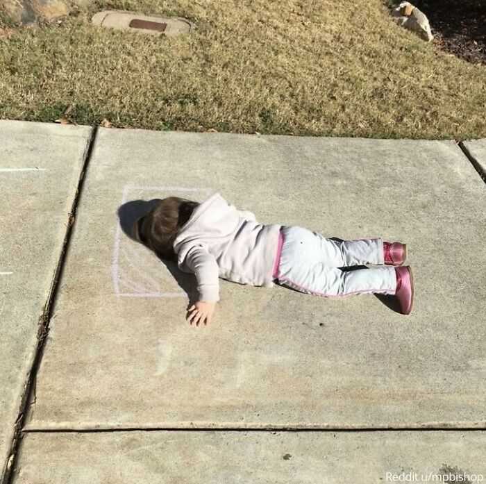 Mi hija de 2 años dibujó una almohada con tiza y luego se tumbó a dormir