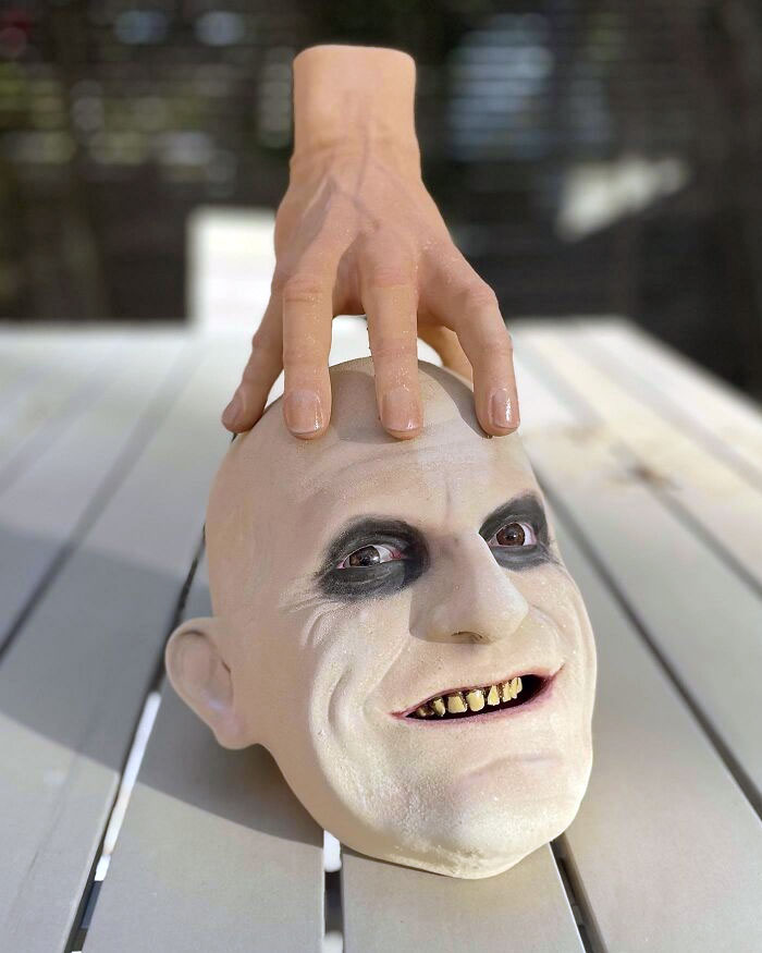 Estamos haciendo decoración de la Familia Addams