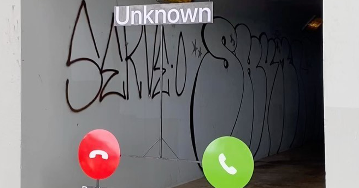 Este artista deja divertidos carteles por la ciudad para que la gente los encuentre
