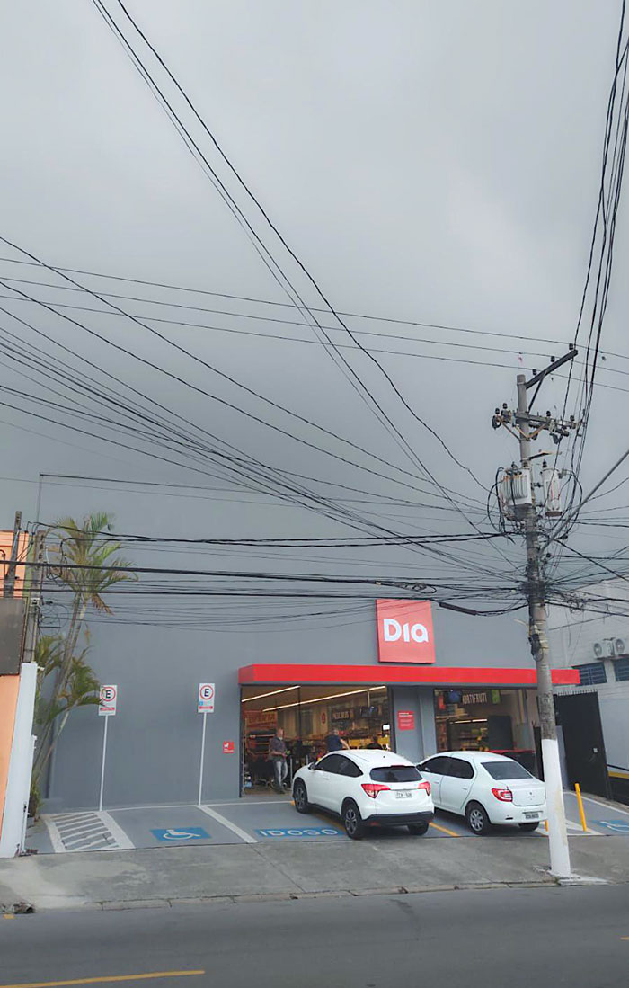Color del cielo a juego con el supermercado