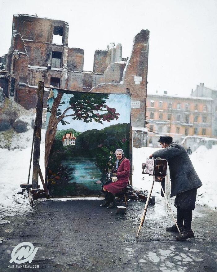En noviembre de 1946, mientras hace un retrato en Varsovia, este fotógrafo emplea un telón de fondo para ocultar los restos de la destrucción de Polonia en la Segunda Guerra Mundial.