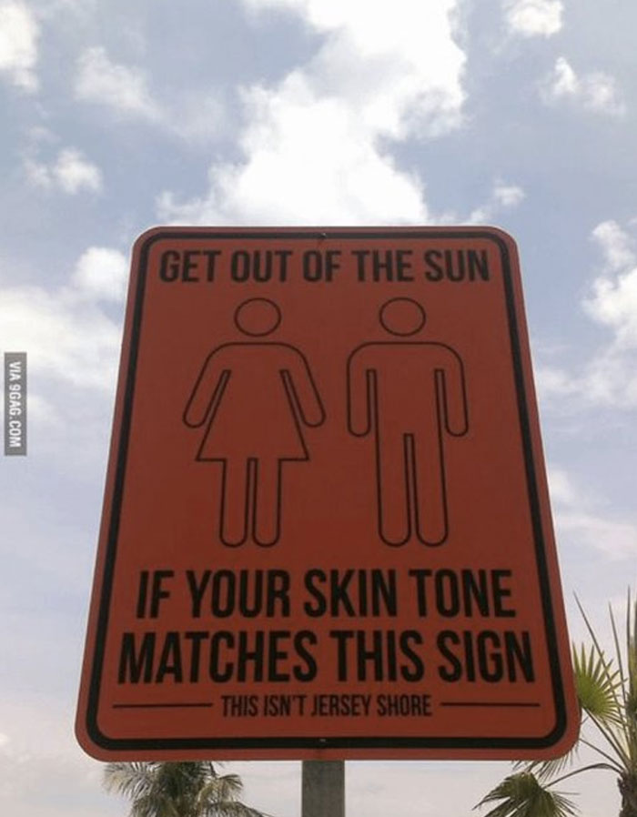 Apártate del sol si tu tono de piel es como el de este cartel. Esto no es Jersey Shore