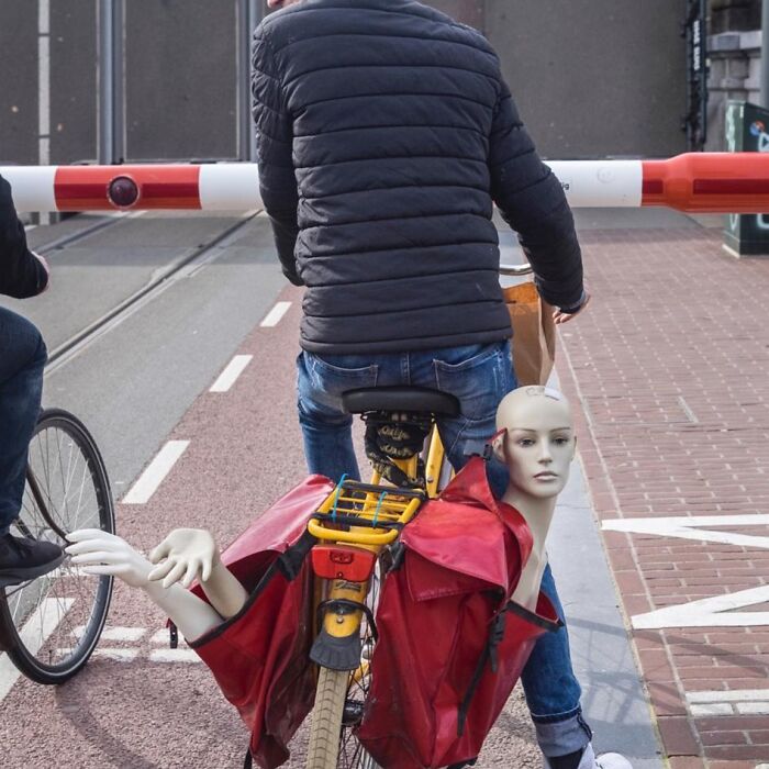 30 Funny Accidental Images That Were Taken At The Right Time And Place By This Street Photographer