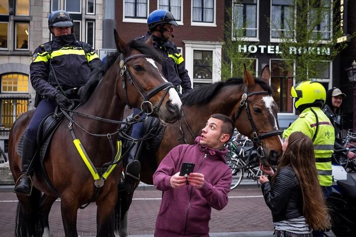 30 Funny Accidental Images That Were Taken At The Right Time And Place By This Street Photographer