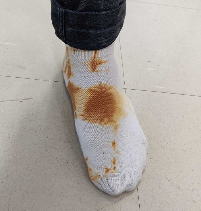 Calcetines teñidos que parecen haber sido usados como papel higiénico