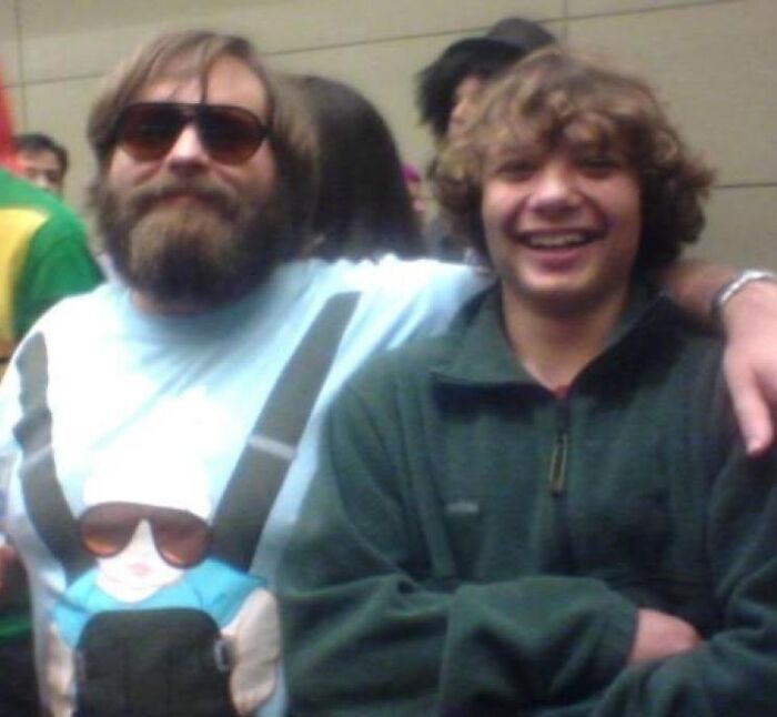 Tiene sentido que Zach Galifinakis lleve una camiseta de su propia película, ¿verdad?