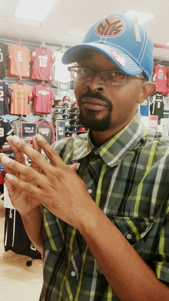 Paran a mi novio todo el rato porque creen que es Spike Lee
