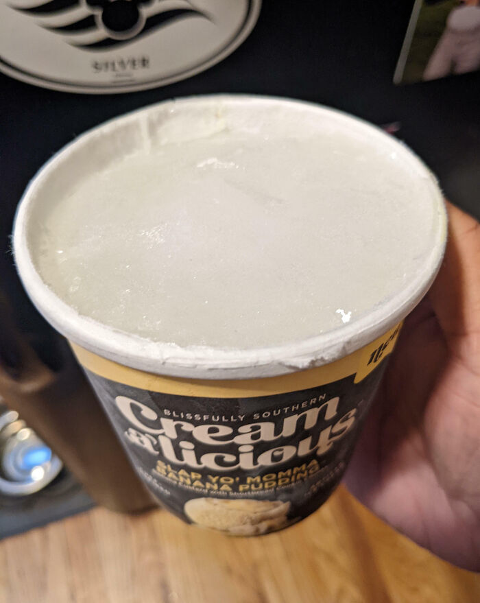 Mi hijo se come toda la tarrina de helado y luego la llena de agua y la congela para hacerme creer que tenía un buen capricho para disfrutar por la noche