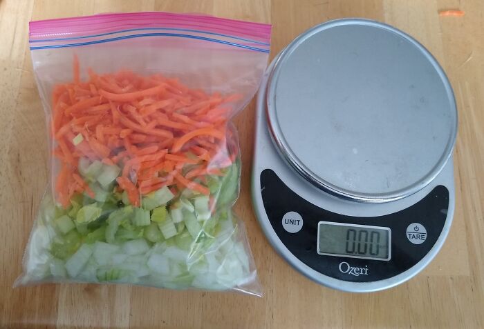 Puedes hacer mirepoix y congelarlo y luego usarlo como base para sopas