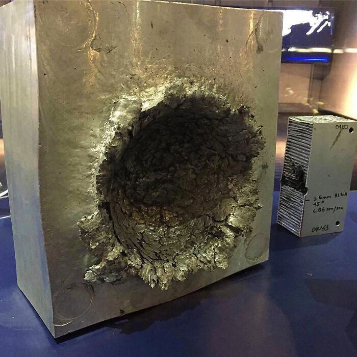 Esto es lo que le ocurre al aluminio cuando un trozo de plástico de media onza lo golpea a 24.140 km/h en el espacio