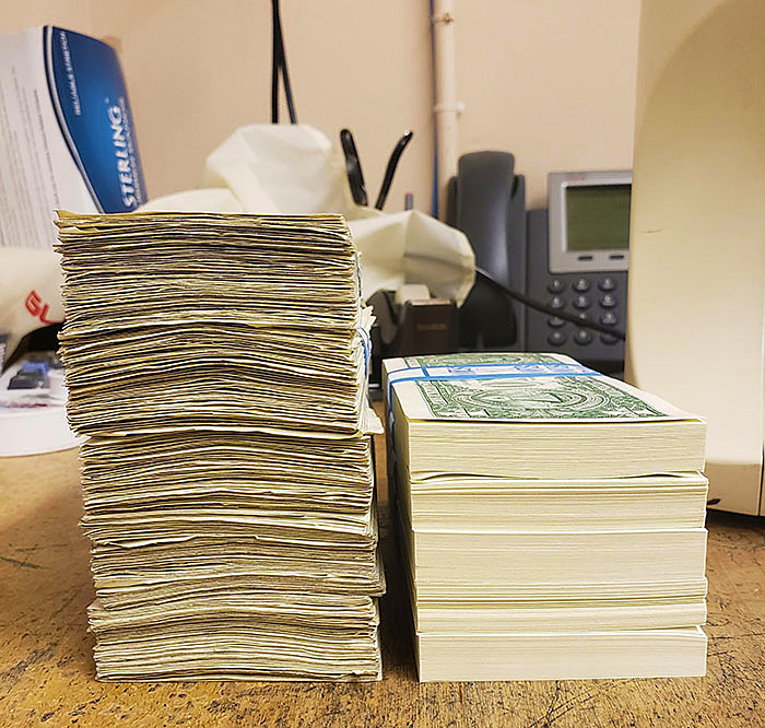 500 billetes de 1$ usados junto a 500 billetes de 1$ sin usar