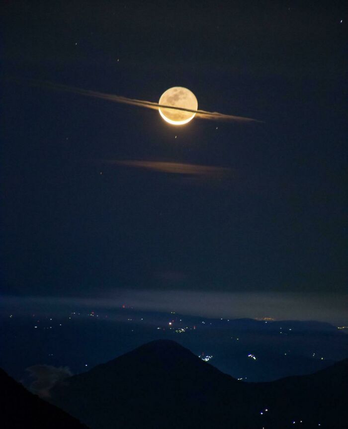 La Luna parece Saturno