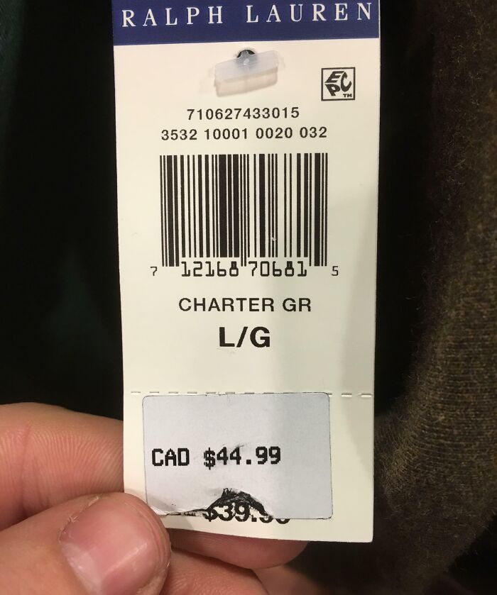 La mayoría de las tiendas del "Toronto Premium Outlet" han puesto pegatinas sobre precios más baratos o han cambiado las etiquetas para el fin de semana del Black Friday