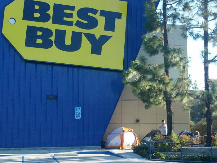 Me han dicho que están esperando al Black Friday. ¿Qué necesitan tanto? Estoy seguro de que podrían conseguirlo por internet