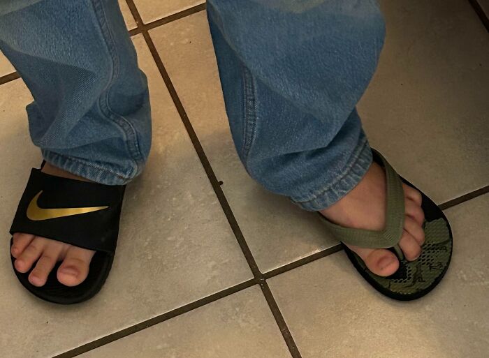 Mi hijo de 8 años va a casa de la abuela. Le dije que se vistiera bien y se diera prisa porque iba a ir a la iglesia con ellos. No vi cómo salió de la casa... Mi madre acaba de enviarme esta foto