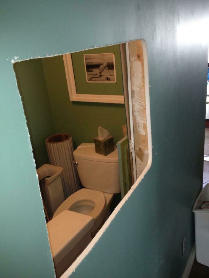 Un amigo hizo un agujero en su casa y encontró esto al otro lado
