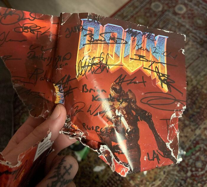 Mi perro se comió todos mis videojuegos mientras no estaba. Incluso mi Doom firmado por todos los desarrolladores