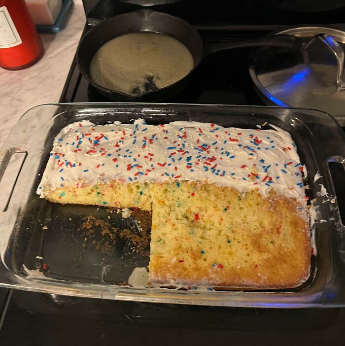He hecho este bizcocho, corté un trozo, me lo comí y cuando volví a la cocina el perro había lamido el glaseado hasta donde pudo llegar