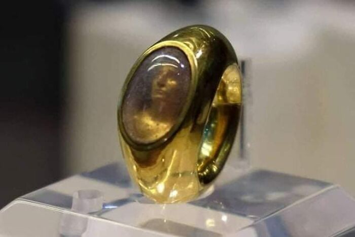 Directamente de la Antigua Roma, el anillo de Carvilio: el atroz dolor de una madre romana por la muerte de su hijo