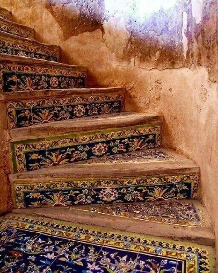 Escaleras de azulejos del palacio Ali-Qapu de Ispahán (Irán), construido por el rey safvaí Shah Abbas I a finales del siglo XVI (1597)