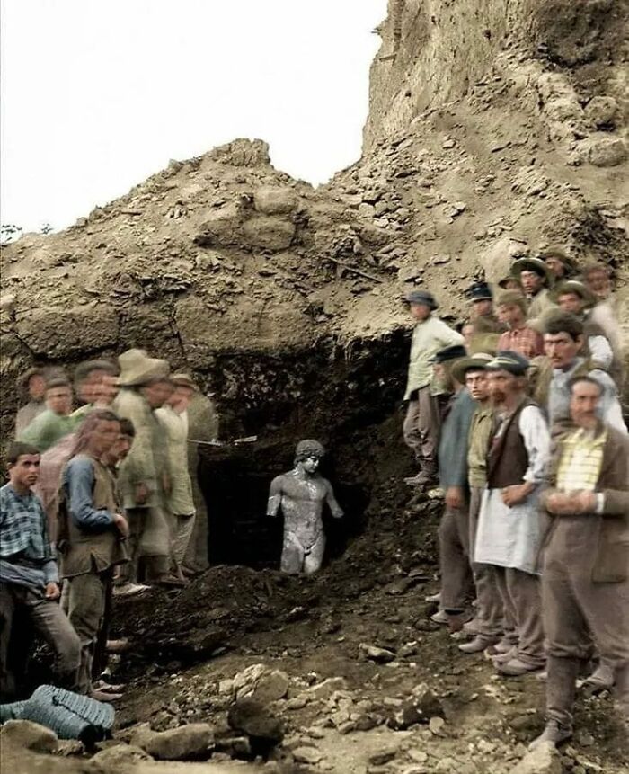 El descubrimiento de la antigua estatua de Antinoo hallada en Delfos (Grecia) durante una excavación en 1894