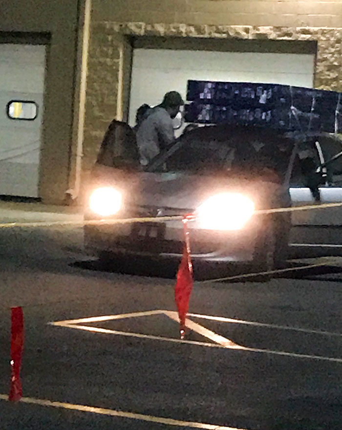 Estos tipos están tratando de poner dos televisores de 65" en la parte superior de su Honda Civic. Simplemente irreal