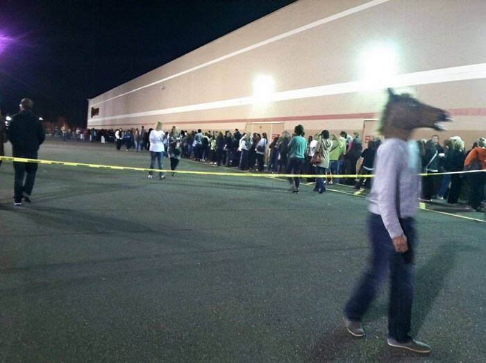 Black Friday en un Walmart en Alabama. Demasiada gente esperando para entrar