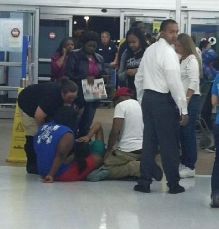 Mi amiga vio nacer a un bebé en un Walmart en Black Friday