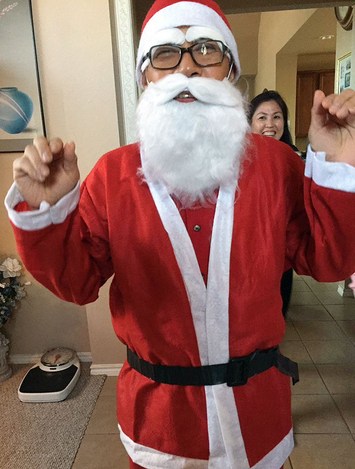 Santa asiático. Mi papá se disfrazó aunque yo tengo 23 años y mi hermana 20