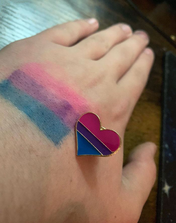 Llevo mucho tiempo dibujando la bandera bi en mi mano y no creía que mis padres se dieran cuenta de lo que era. Mientras entraba en mi PC, vi esto, y ahora estoy llorando