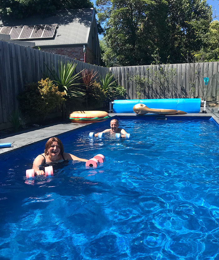 Mis padres tenían varios trabajos para mantener a nuestra familia. Todos los veranos nos llenaban la piscina hinchable de agua. Sin embargo, ayer, tuvieron su primer baño en su propia piscina