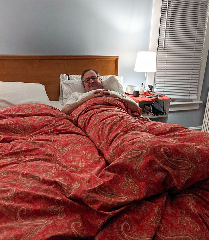 Después de años de que mi padre nos metiera (a los 5 niños) en la cama como momia o sirena, hoy le he preguntado qué quería. Pues de sirena