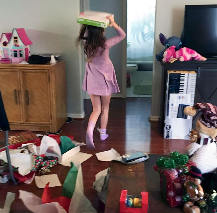 Mi hija siempre roba papel de impresora para dibujar, así que para Navidad le envolví un paquete de 500 páginas de papel. Empezó a correr gritando de emoción. El regalo más fácil