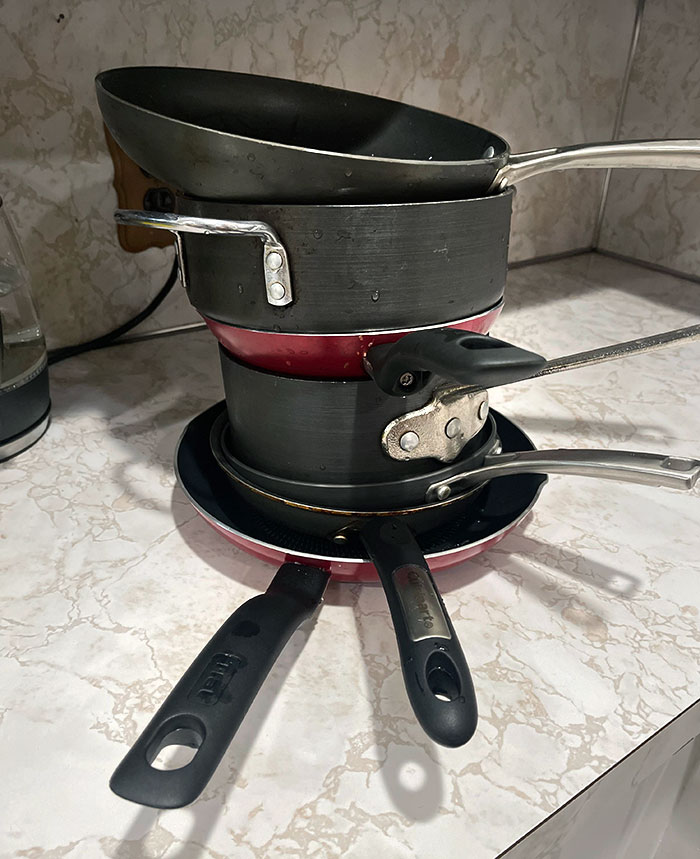 Mi compañero de piso ha hecho huevos en todas estas sartenes. En vez de lavarla cada vez que la usa, saca otra