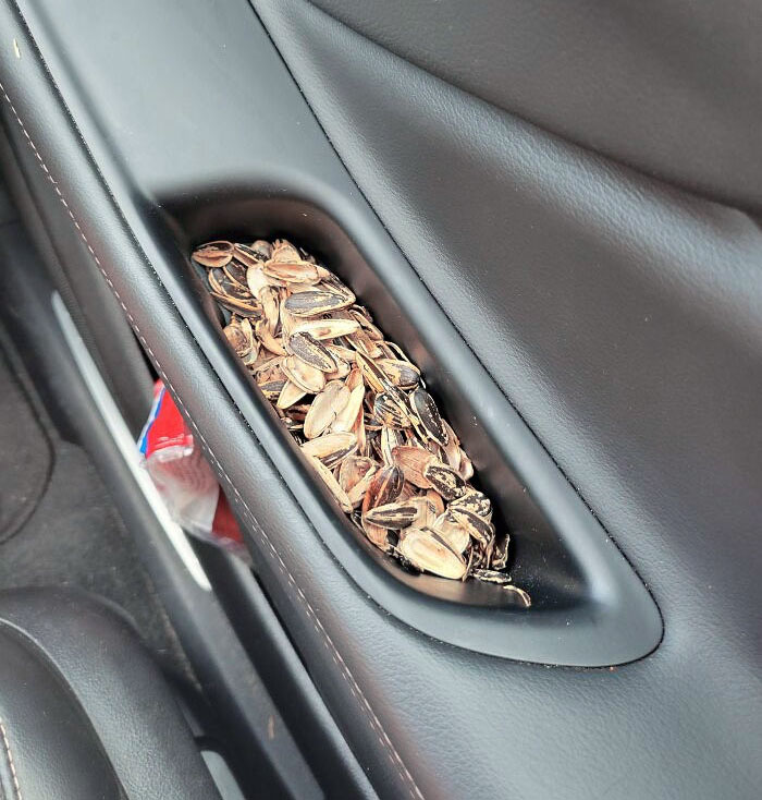 Mi esposa come pipas en el coche y las deja ahí. Es donde se abre la puerta