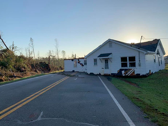 Un tornado en Thomaston, Georgia, arrancó una casa de sus cimientos y la puso en la carretera