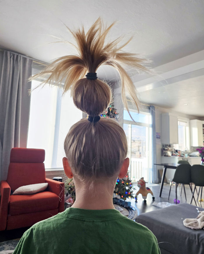 Mi hija no para de reír con el peinado del Grinch que le ha hecho su madre