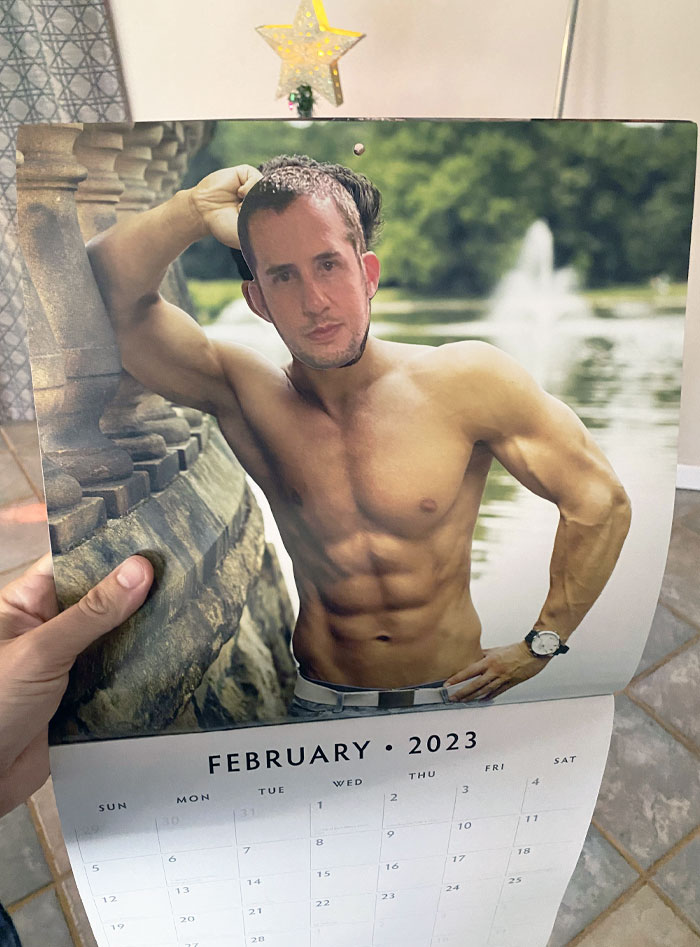 Cada año le regalo a mi esposa un calendario de tíos buenos con mi cara pegada en todas las páginas
